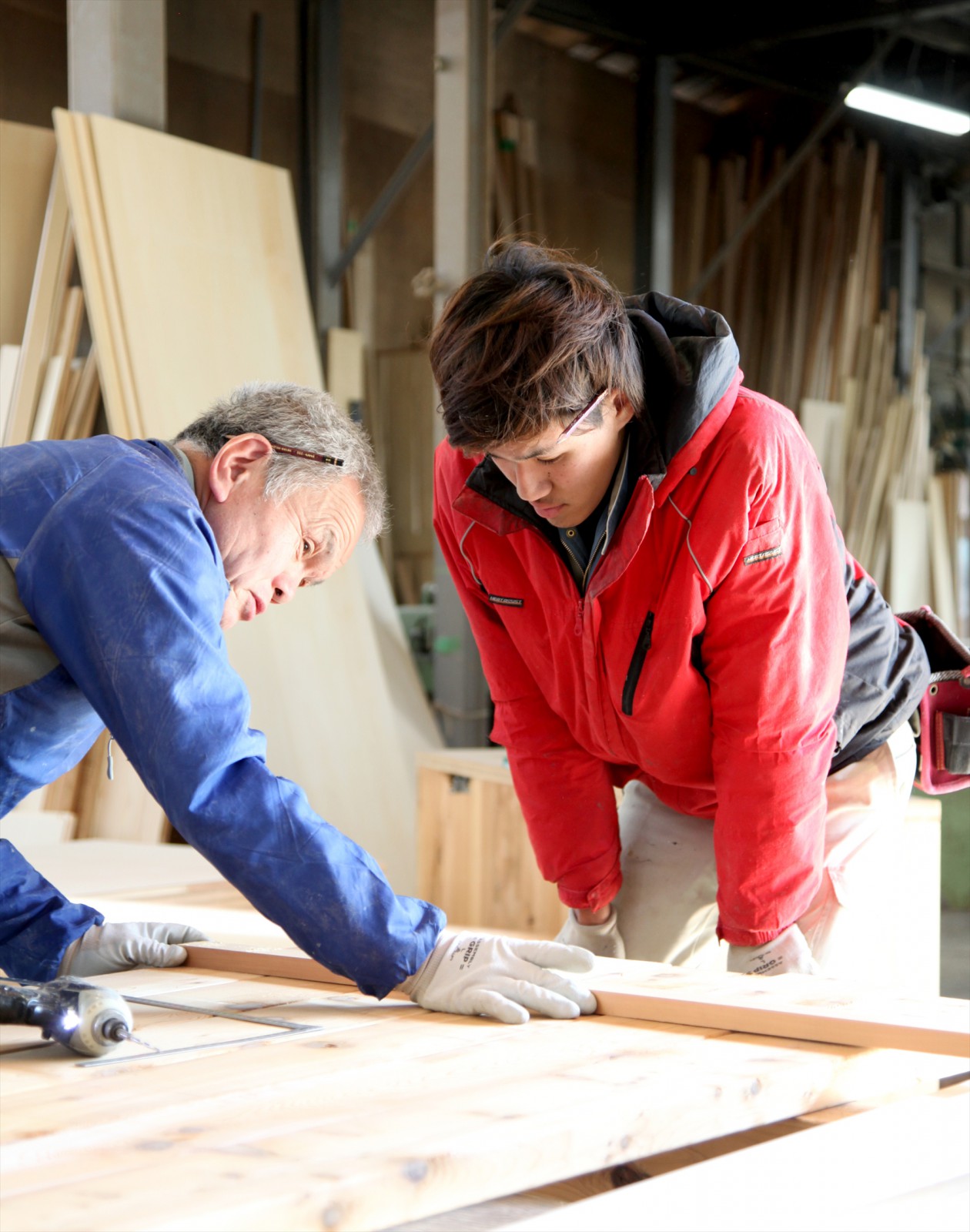佐久間大工（左）と長井大工（右）