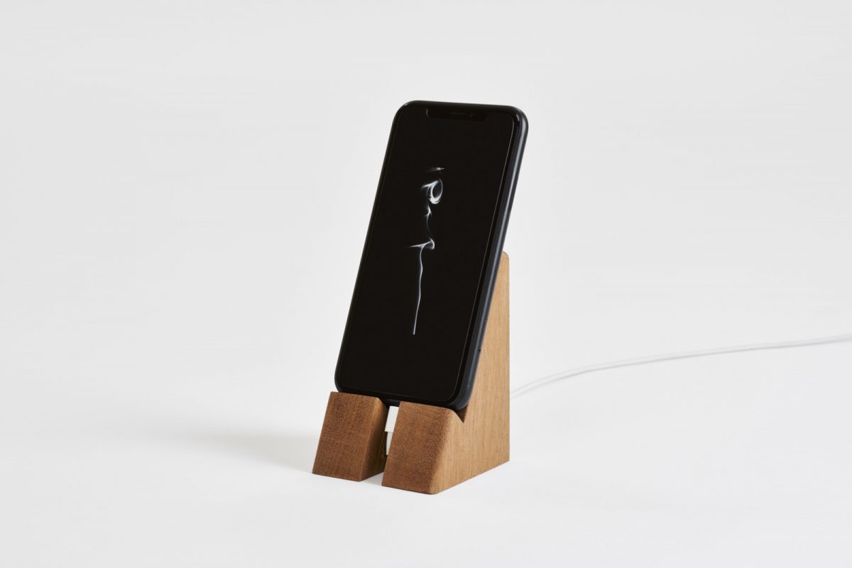 縦置き（下に充電ケーブルを通せます）