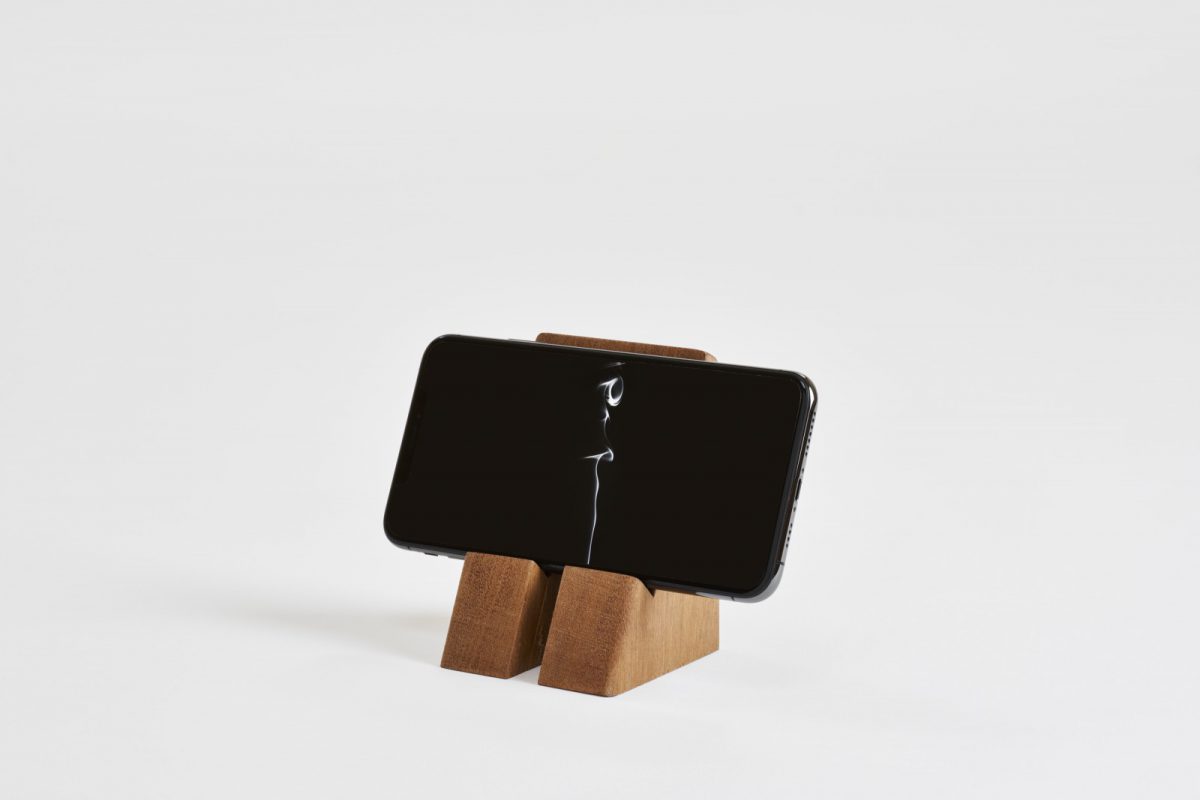 横置きにして映像やWeb会議にも便利です