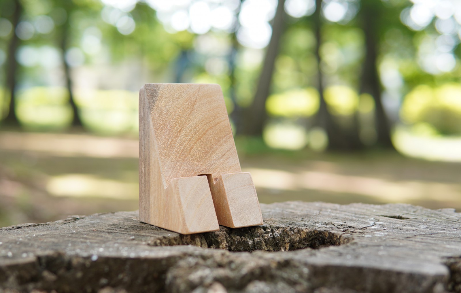 木のスマートフォンスタンド販売中｜おうち時間を楽しもう！