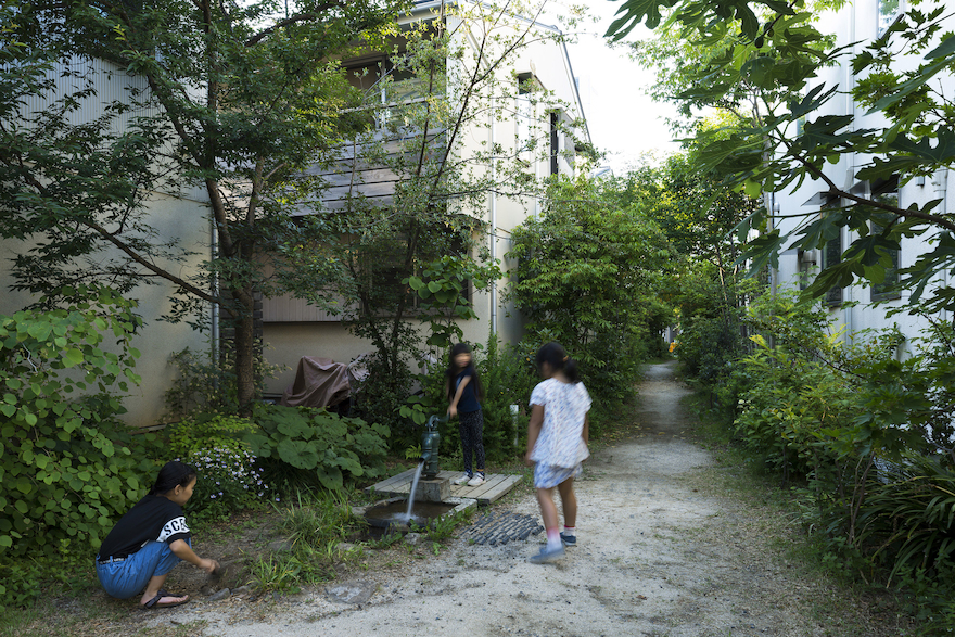園路はタウンに暮らす子ども達の遊び場になっている。写真中央の井戸の形状をしている部分に災害時の備えも準備している。