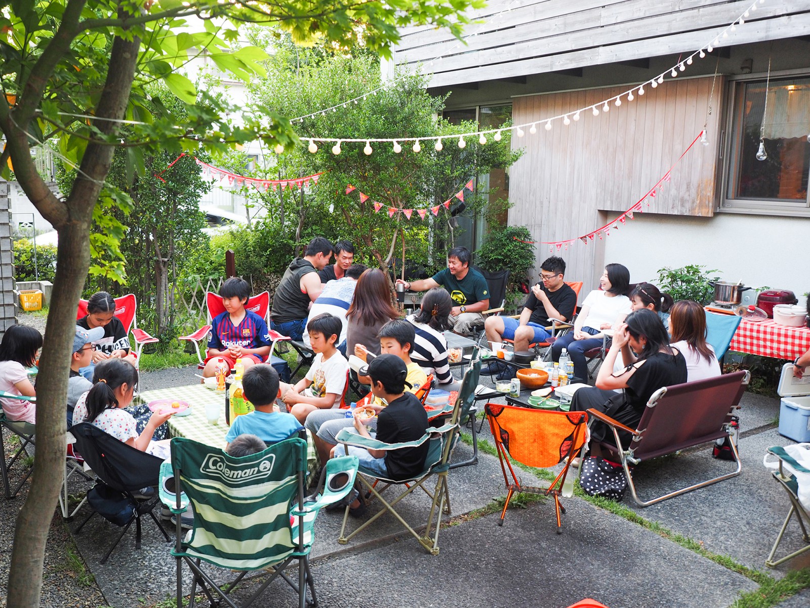 園路に広げたテーブルに住人が集い、語らいのひとときに花がさく。　