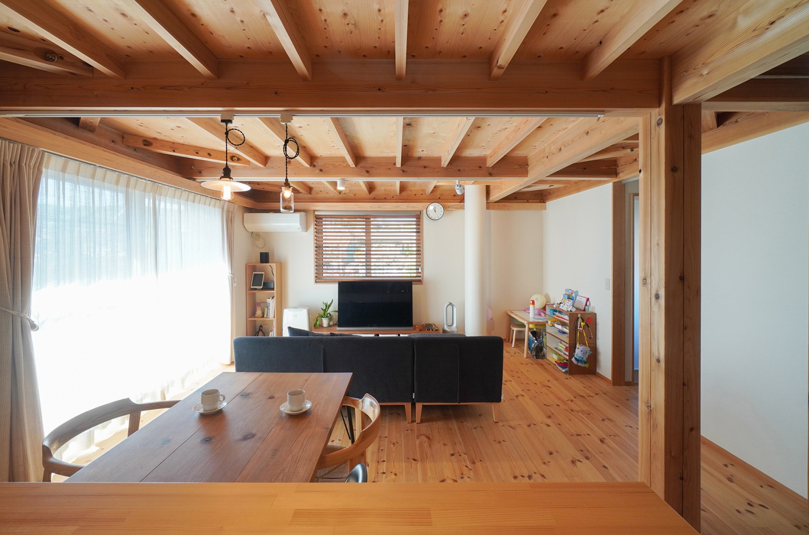 木々を望みデッキで近所とつながる家