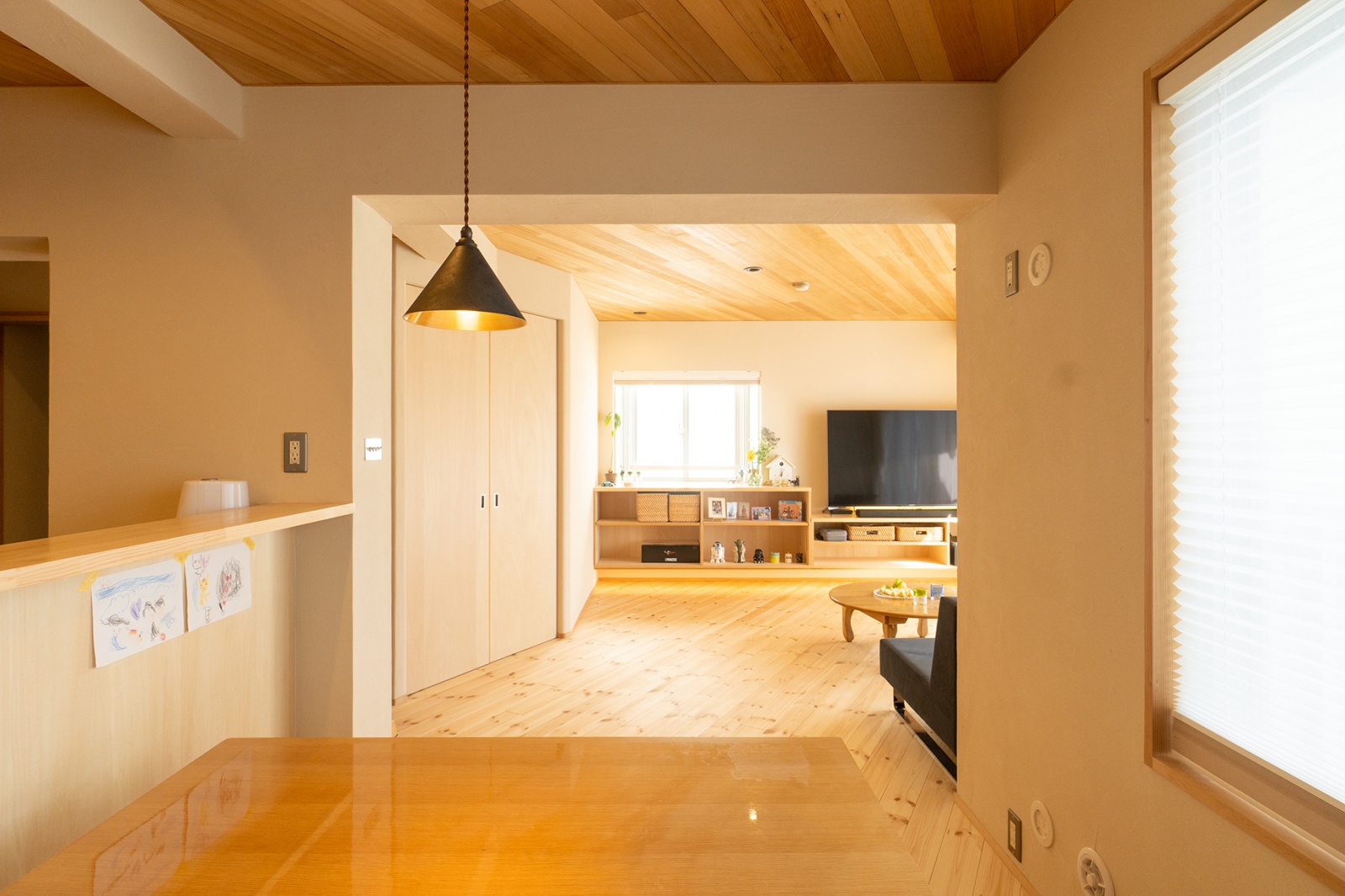 空へと視線が抜けるマンションリノベ