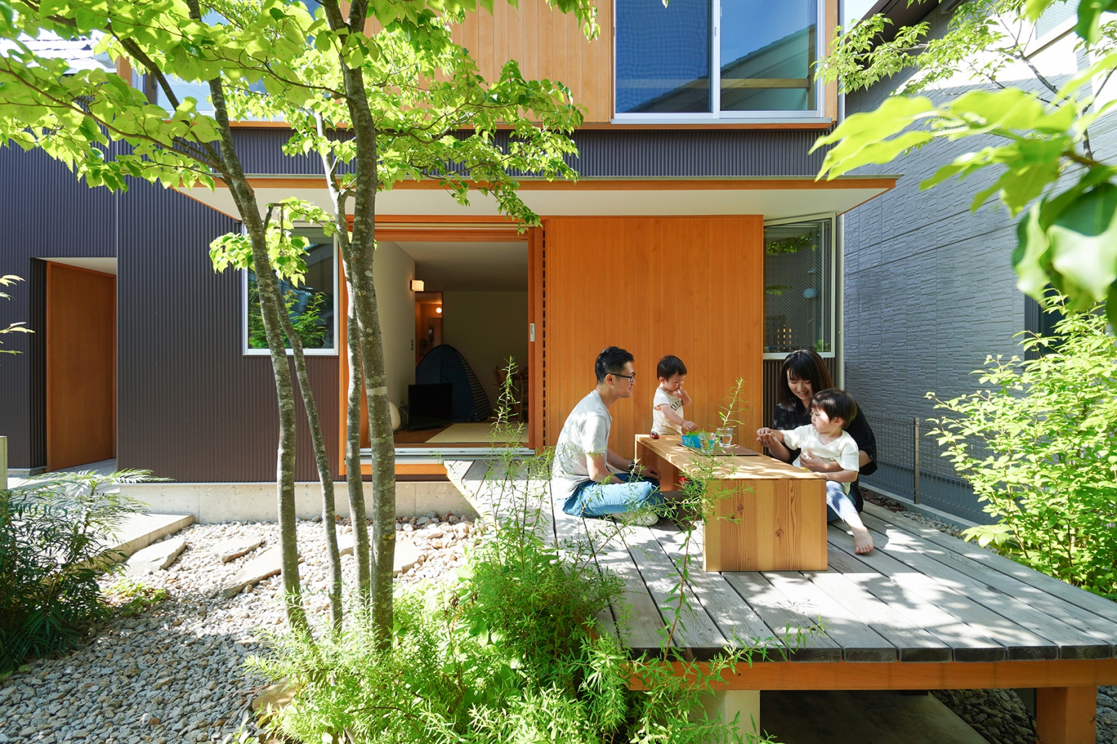 草木の折り重なりがつくる風景