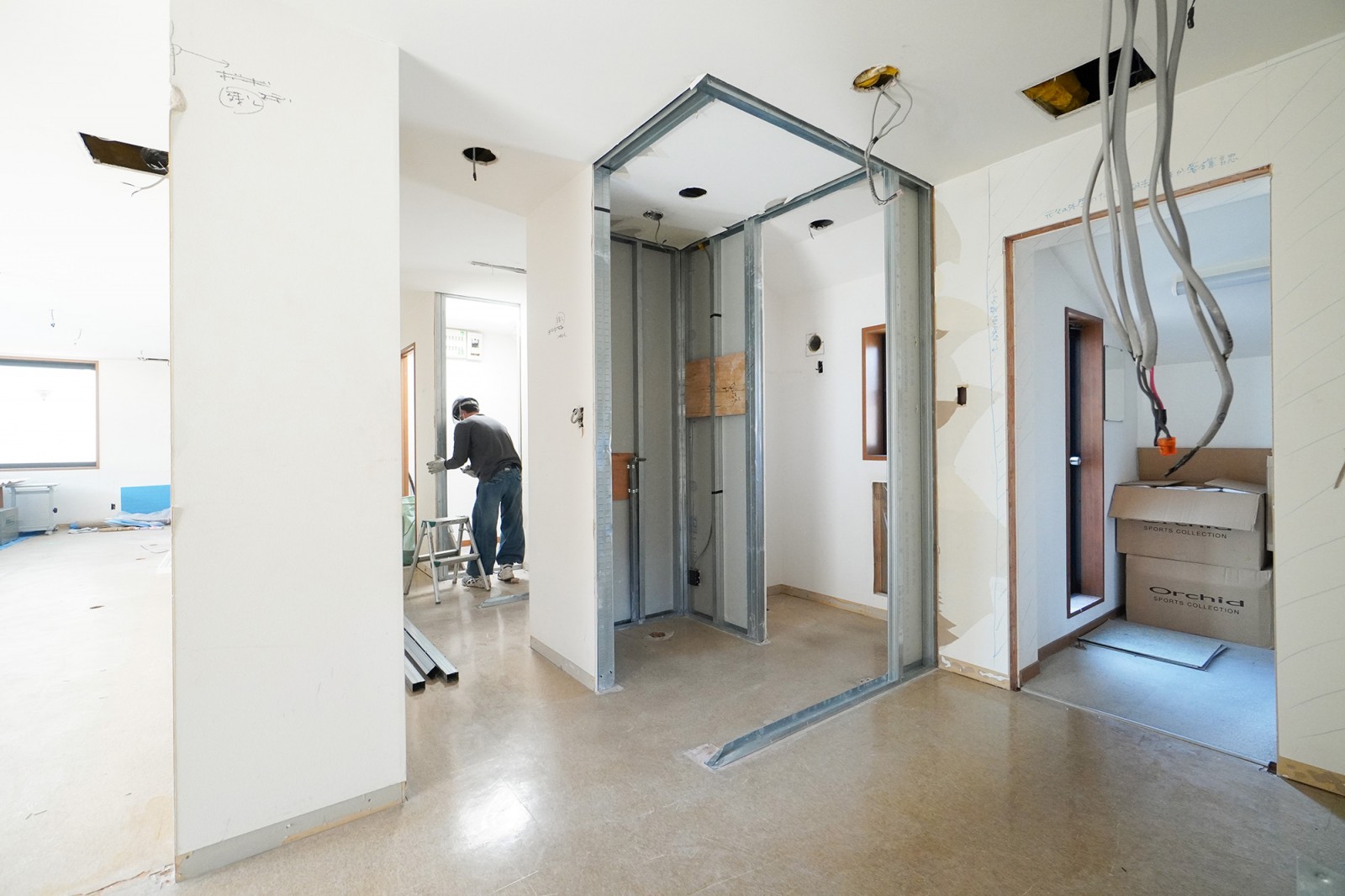 洗面所など水回り設備やドアなどの建具・壁も一部解体しています