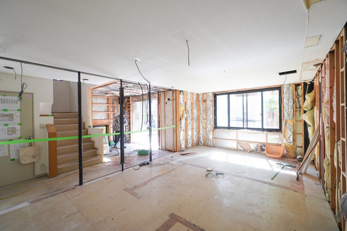 本社1階部分の解体の様子。壁を撤去して鉄骨や断熱材が現れました。