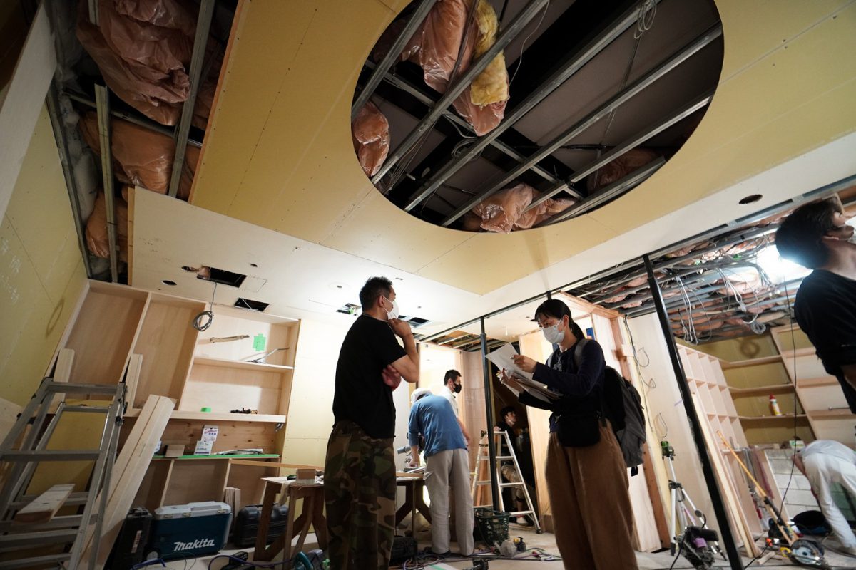 一階スペースにはスタッフや来場者が顔を合わせて話したり食事ができる「キッチン」スペースを計画。天井には不思議な丸いくりぬきも。