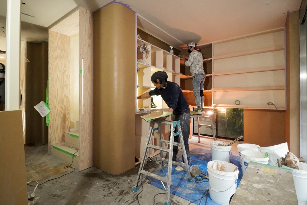 玄関のギャラリーのアールや、棚の奥の壁面を左官仕上げに（増田左官さん）