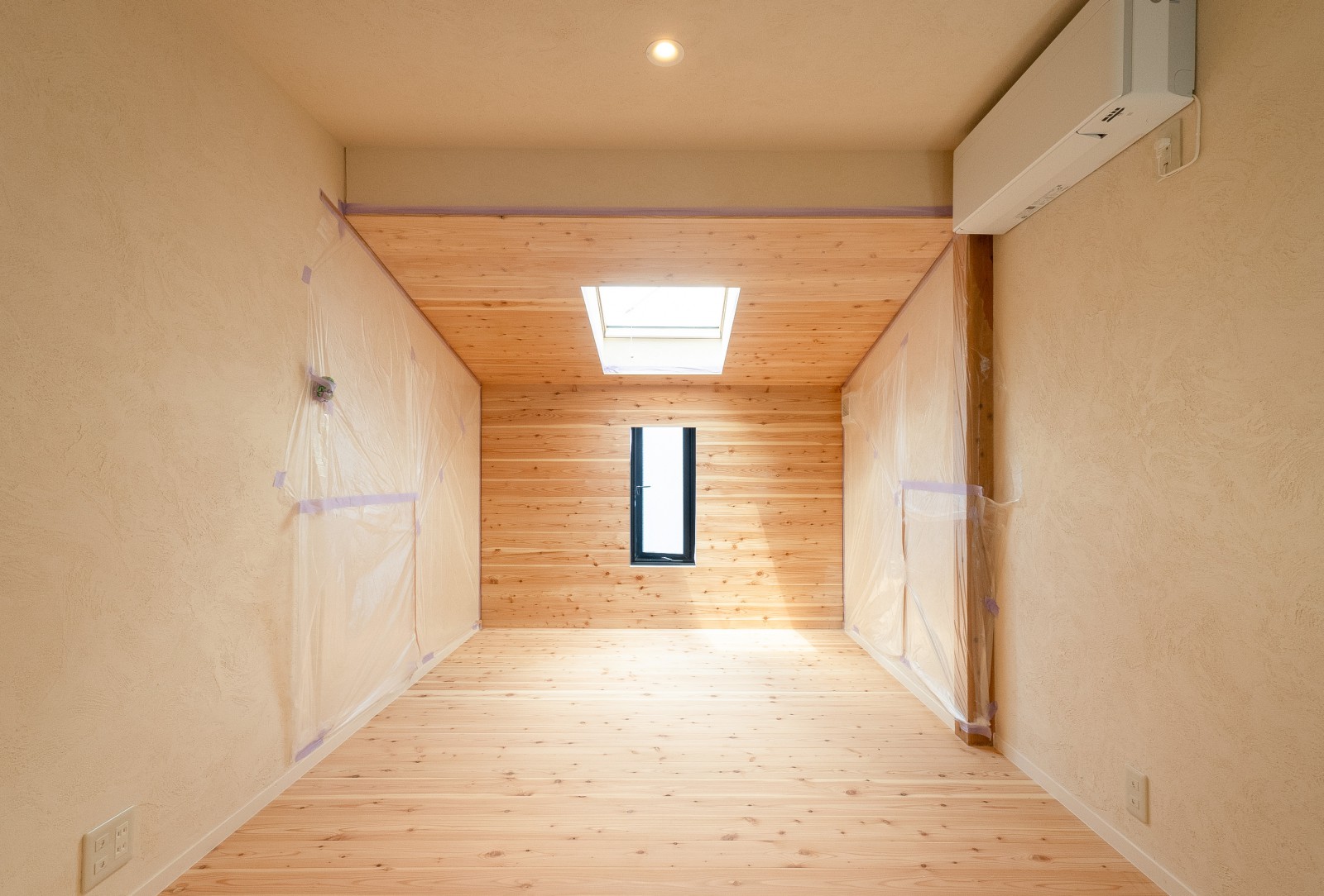 「木の間」（Web会議などを行う空間）｜フローリング＋木の家具＋壁を木と湯布珪藻土で仕上げ