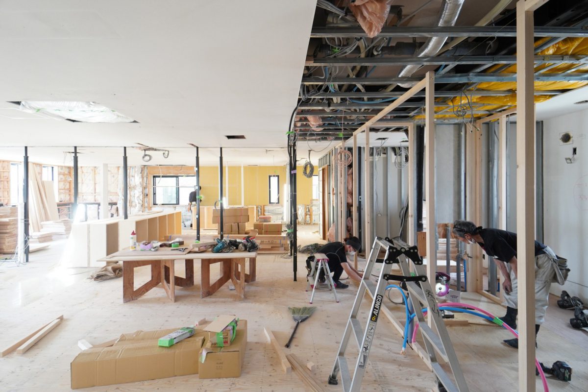 本社2階の工事中の様子。社員大工の志村飛鳥さんと中山大工さん親子が工事をしています。