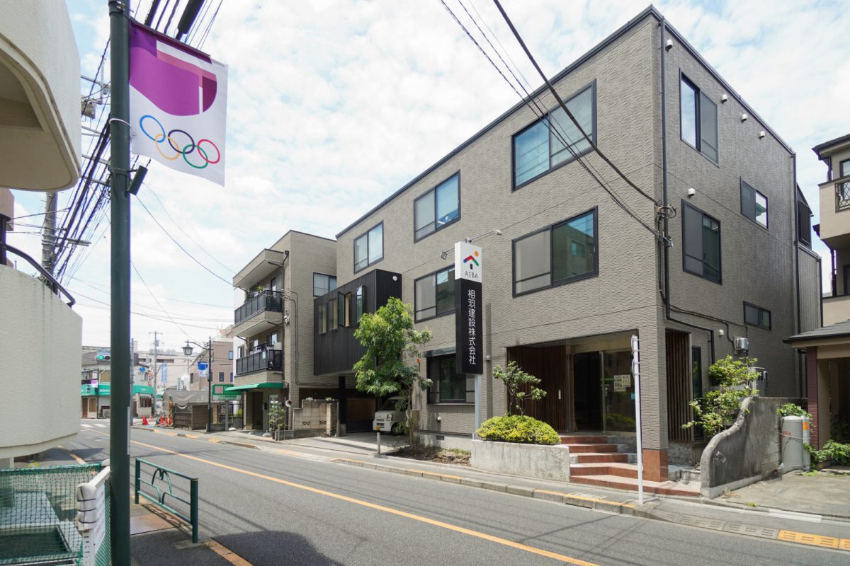 築25年鉄骨造建物の本社。開口部となる窓サッシは既存を利用。屋上床の防水工事・外壁を補修（窯業系サイデイング板の間のシール材の補修）