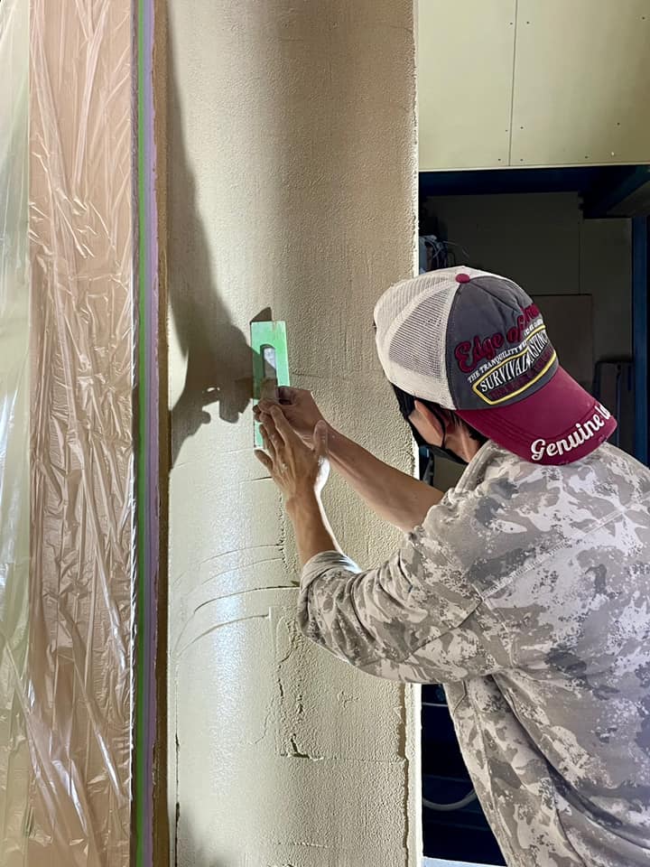 美しいアールの壁面を繊細なコテさばきで仕上げていく増田信行さん（増田左官）