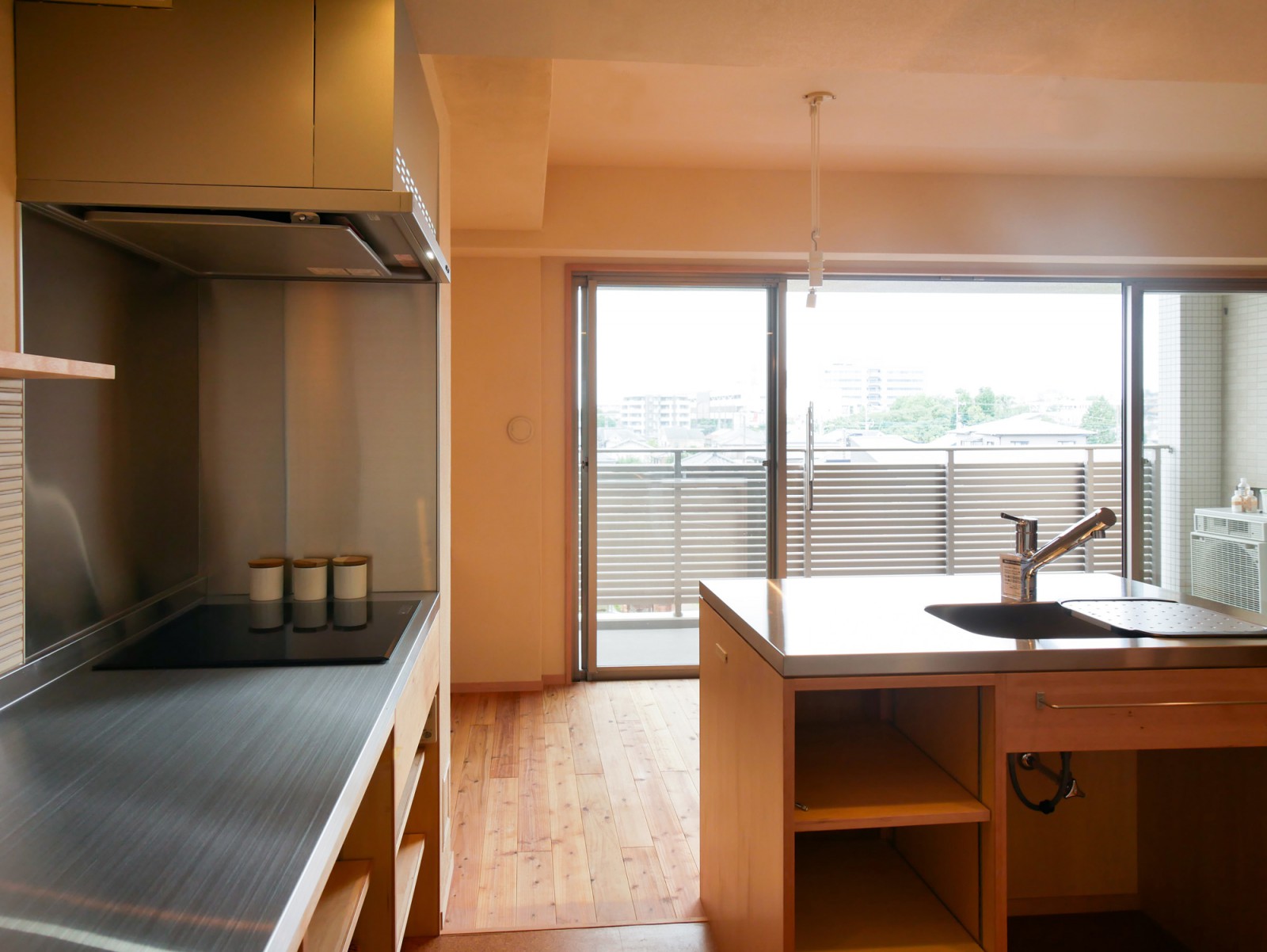 キッチンから南面のバルコニーを眺める