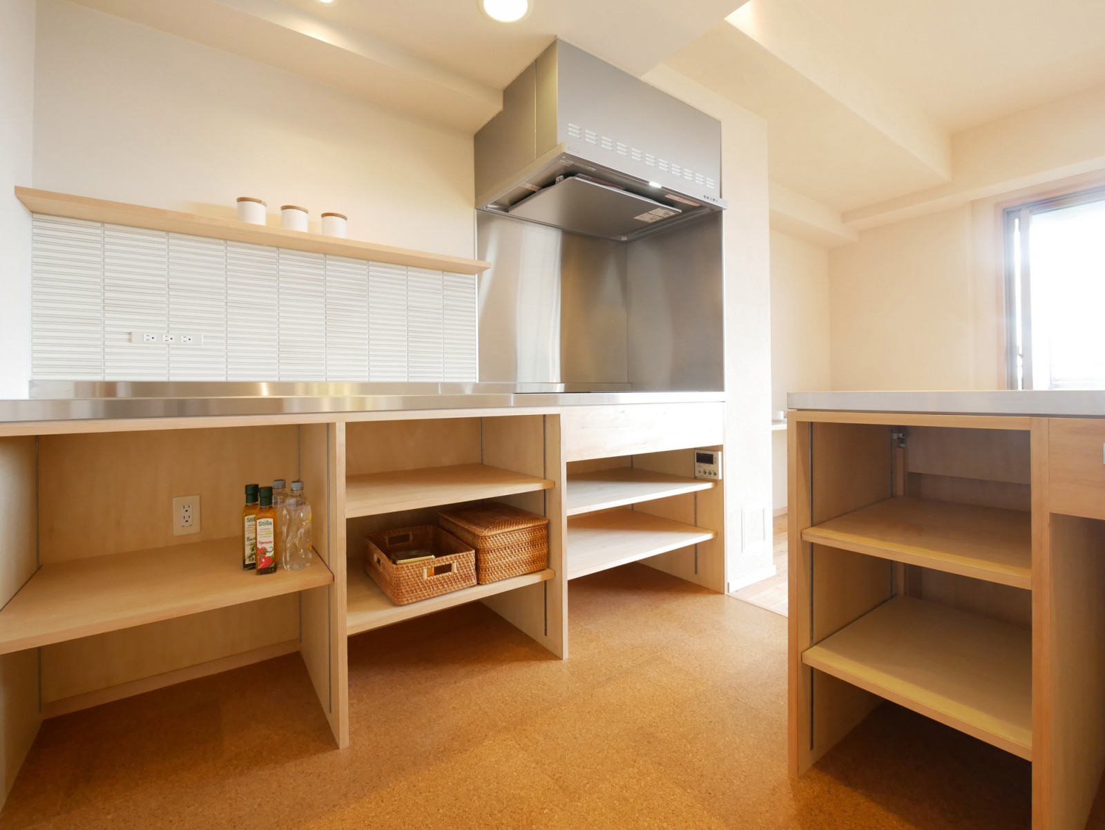 キッチンの収納棚は用途によって可変できます。