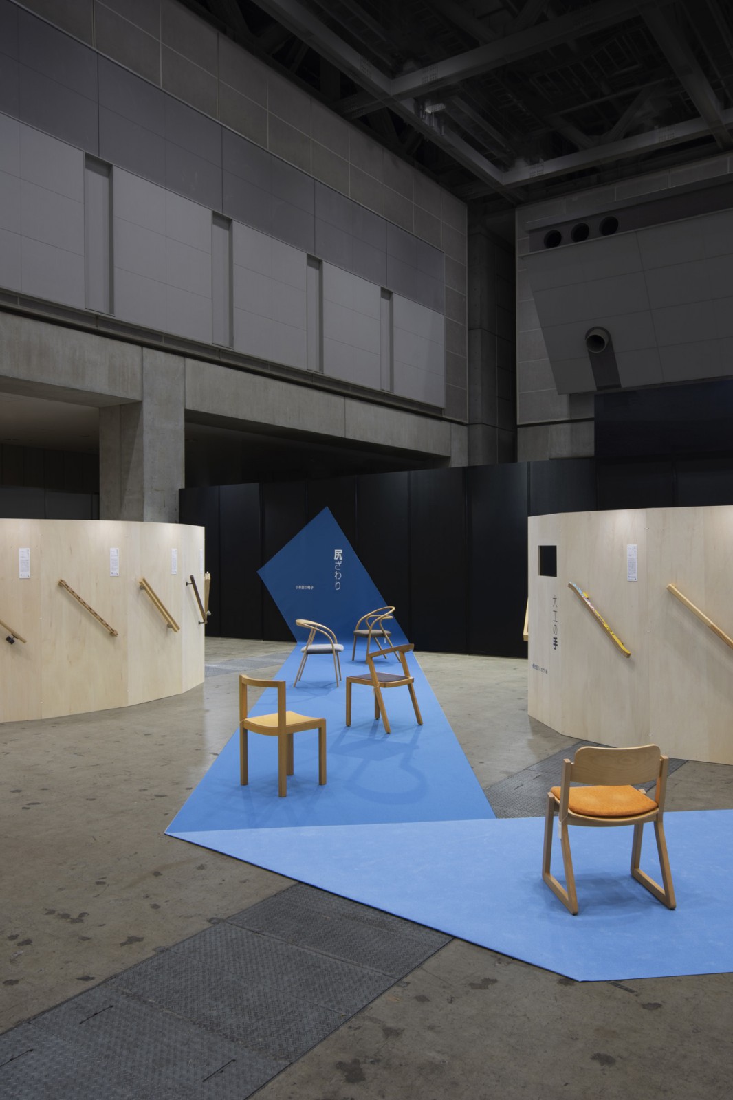 小泉さんが30年かけてつくってきた木の椅子12点が会場に並びました