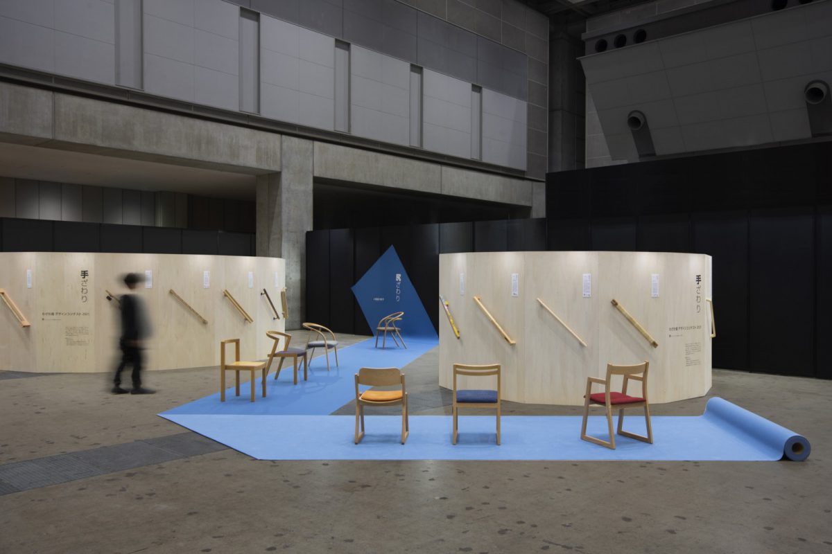 「手ざわり尻ざわり展　大工の手摺と小泉誠の椅子」会場
