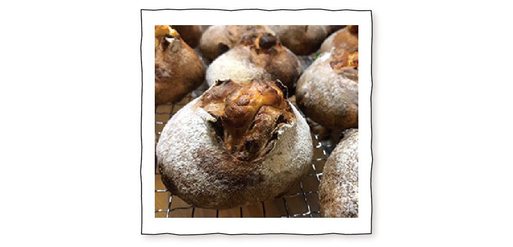 自家製酵母を使い、小麦のシンプルな味に季節のお野菜、果物を加えてその時にしか味わえないパンやお菓子を焼いています。ライ麦パンやクロワッサン、スコーンが絶品！