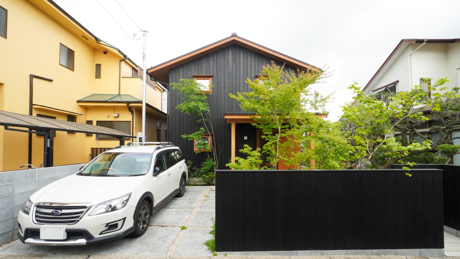 アプローチと庭で母屋とつながる家