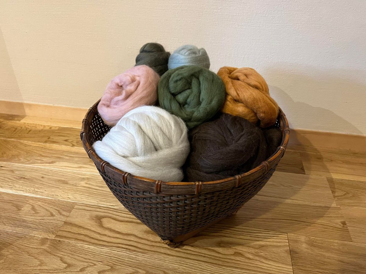 きれいに染められた原毛から選んでいただきます。