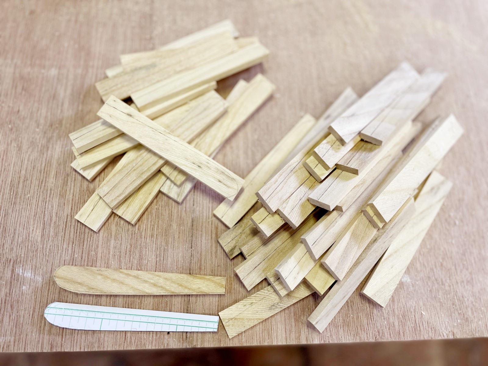 左下の木型の状態からヤスリと塗装で仕上げます