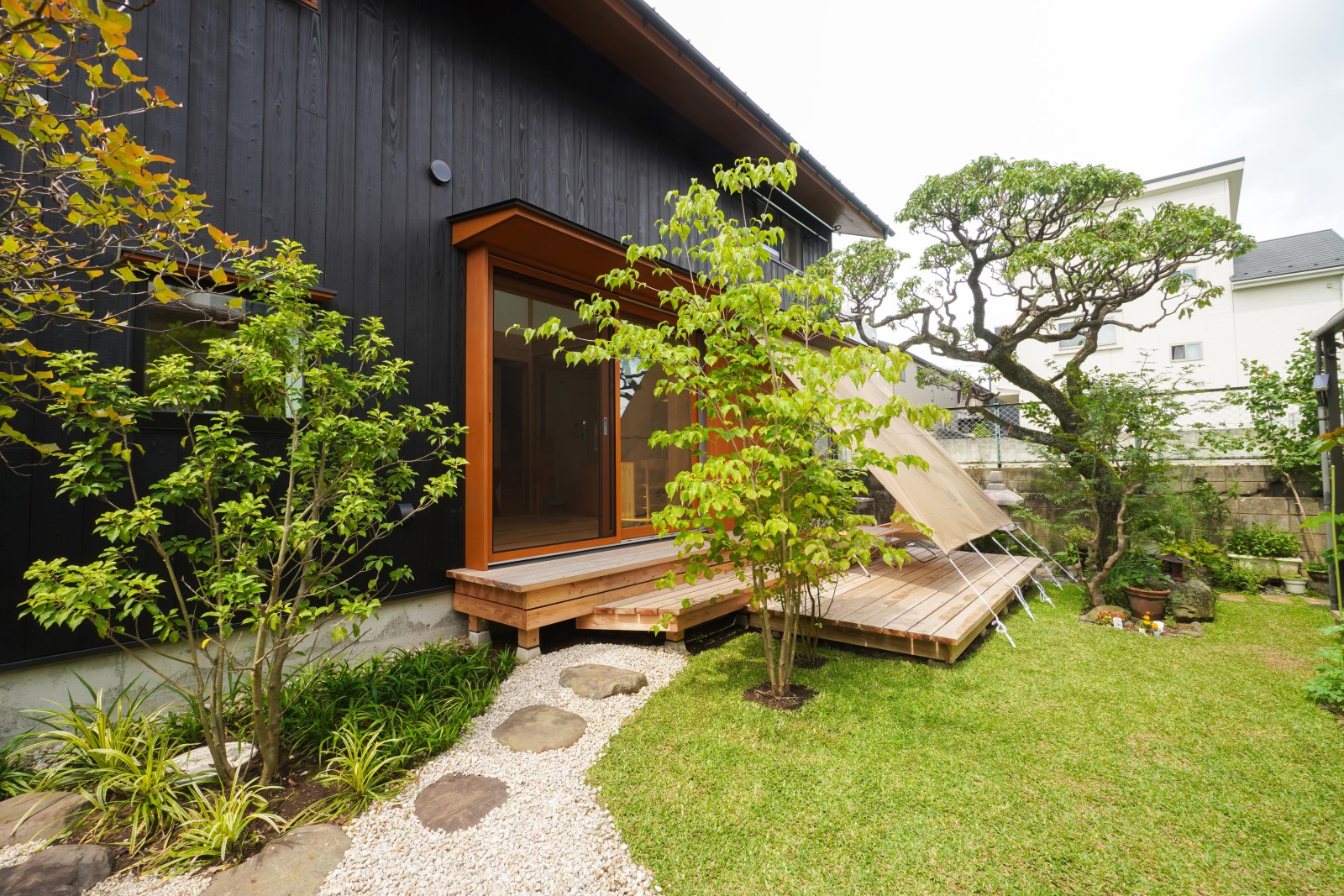 隣にお施主様のご実家があり、両家をつなぐのがこのお庭。