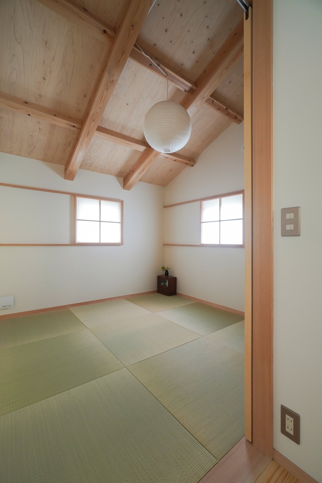 子供部屋の奥のモダンな和室は寝室として使用している。