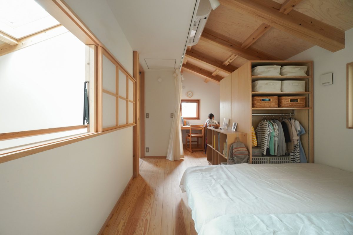 2 階の吹き抜けに面したスペースは子供部屋。子供の成長に合わせて仕切りを儲けることのできる木造ドミノ住宅を採用。