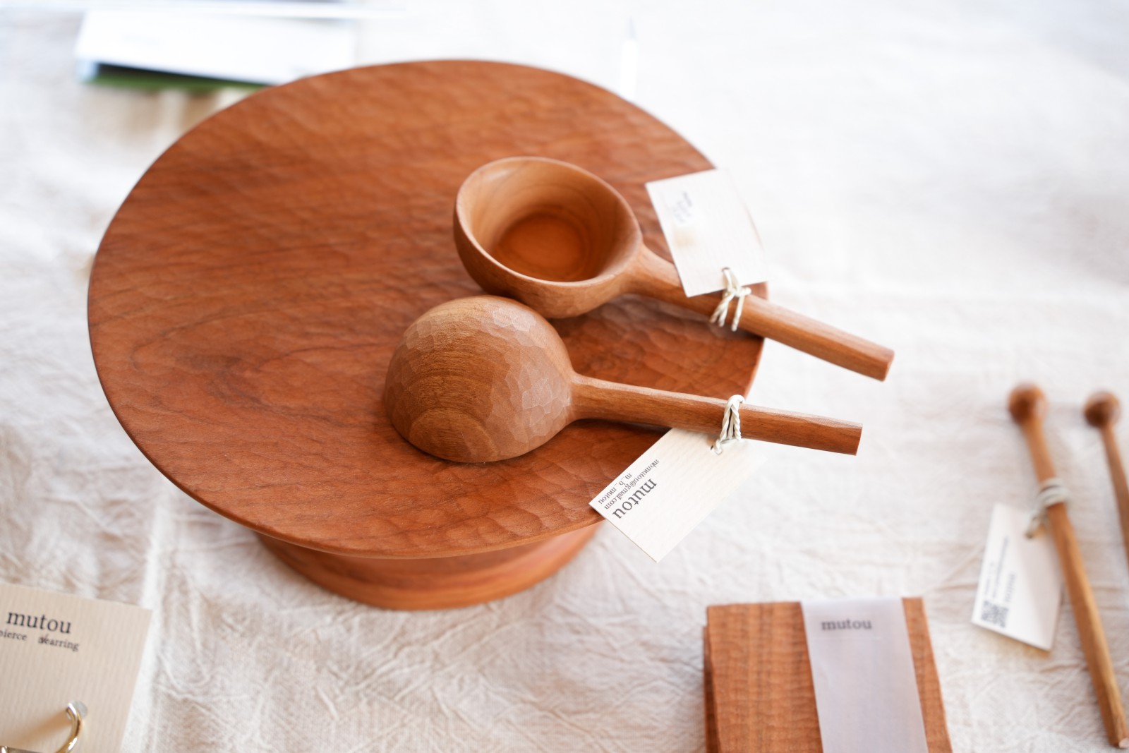 木の風合いがあたたかな印象のスプーン