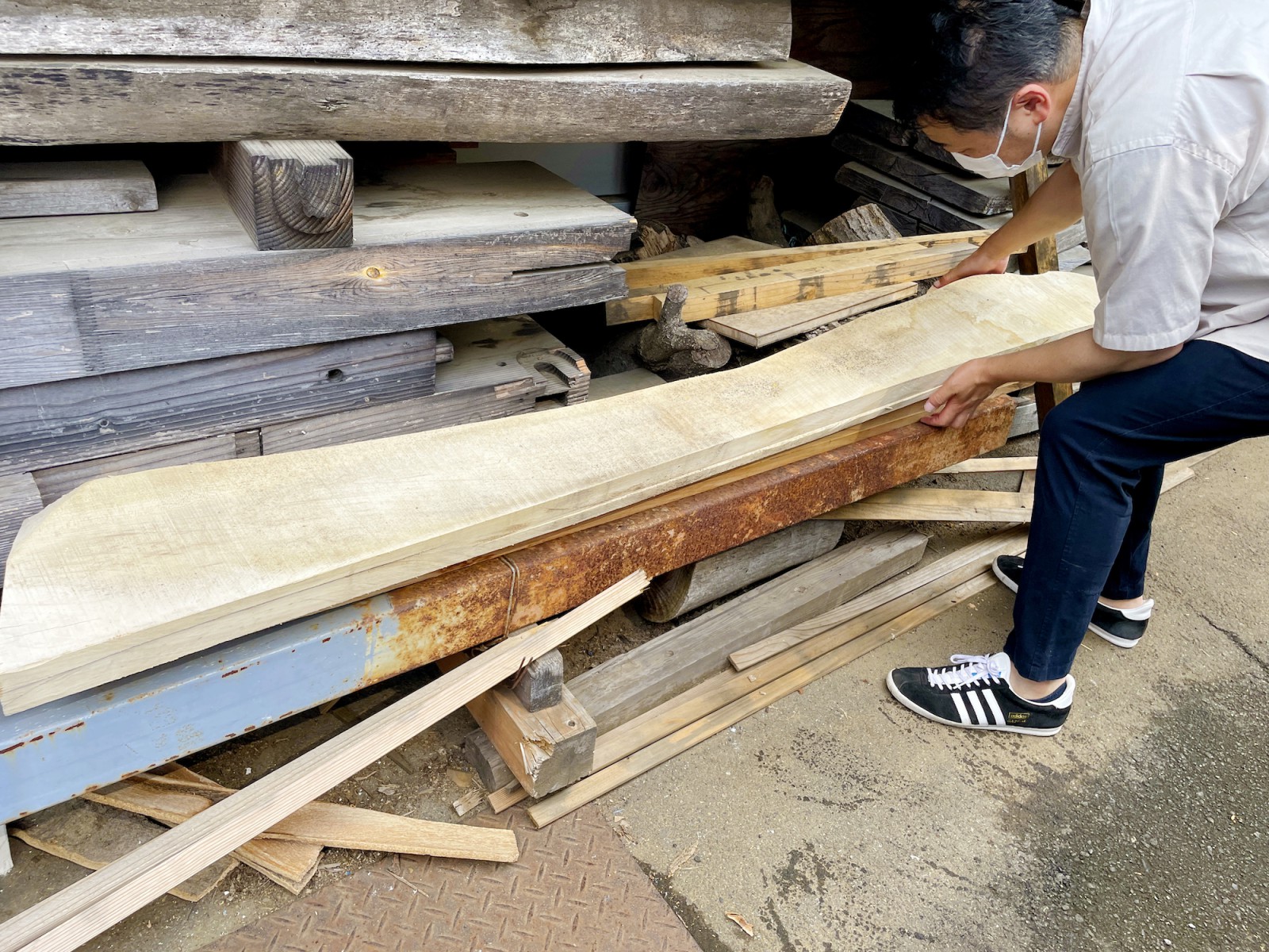 加工場に保管していた市内公園の伐採樹木を吟味するmutouさん