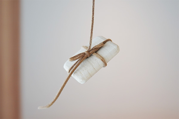 かわいらしい小包みのモチーフも。