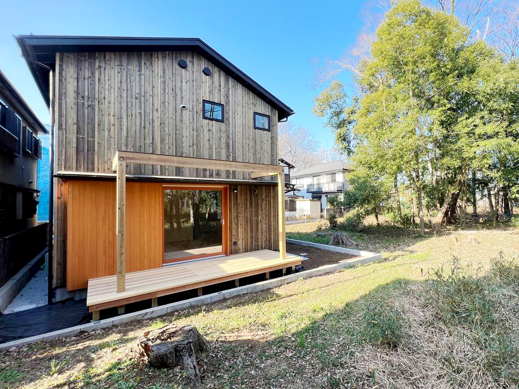 家の裏手には森を借景にしたウッドデッキ。