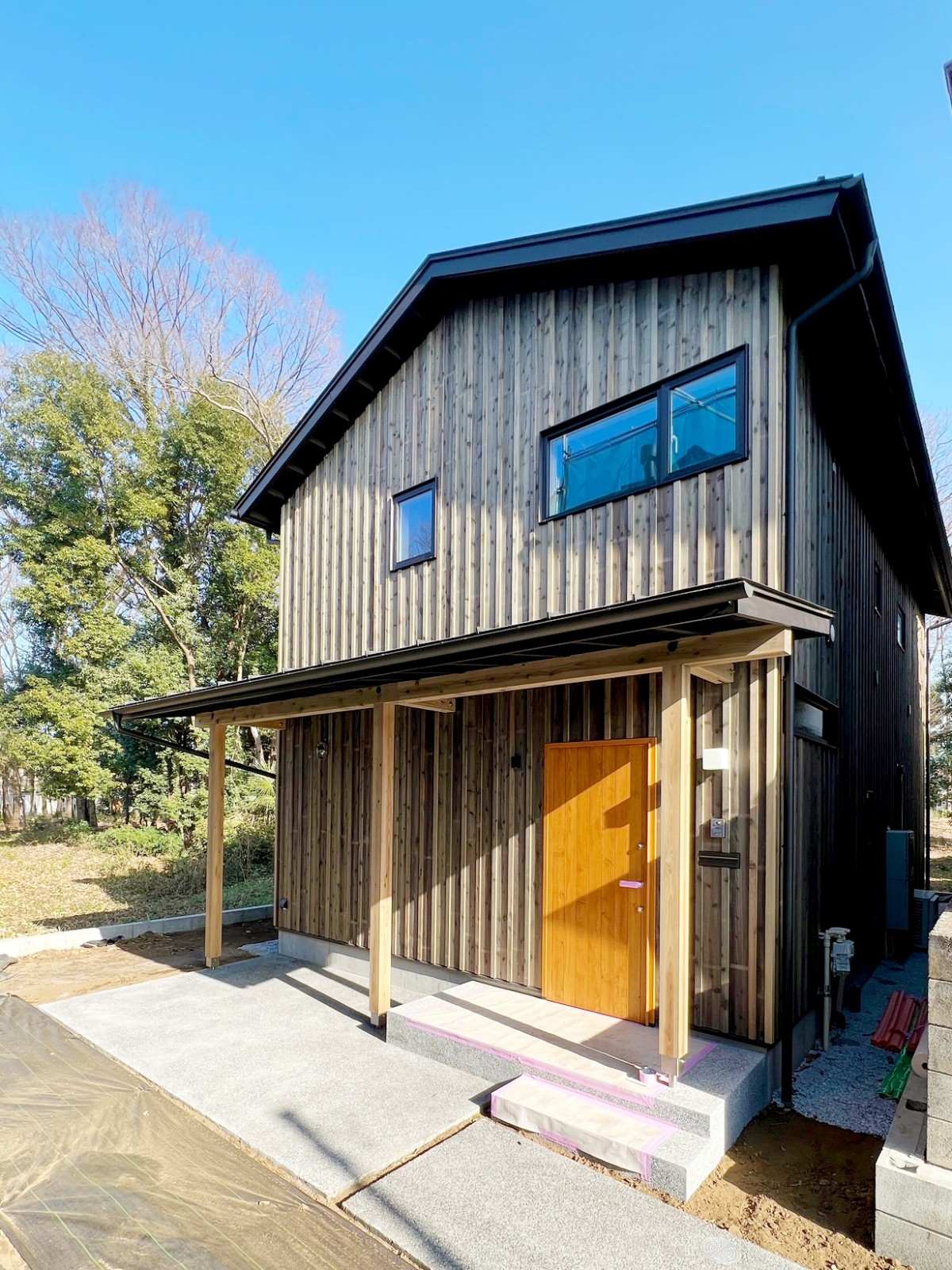 外壁は周囲に馴染む杉板貼。