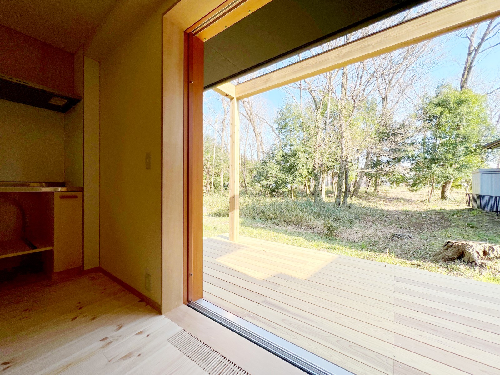 居間からつながるウッドデッキで広がりのある空間に。