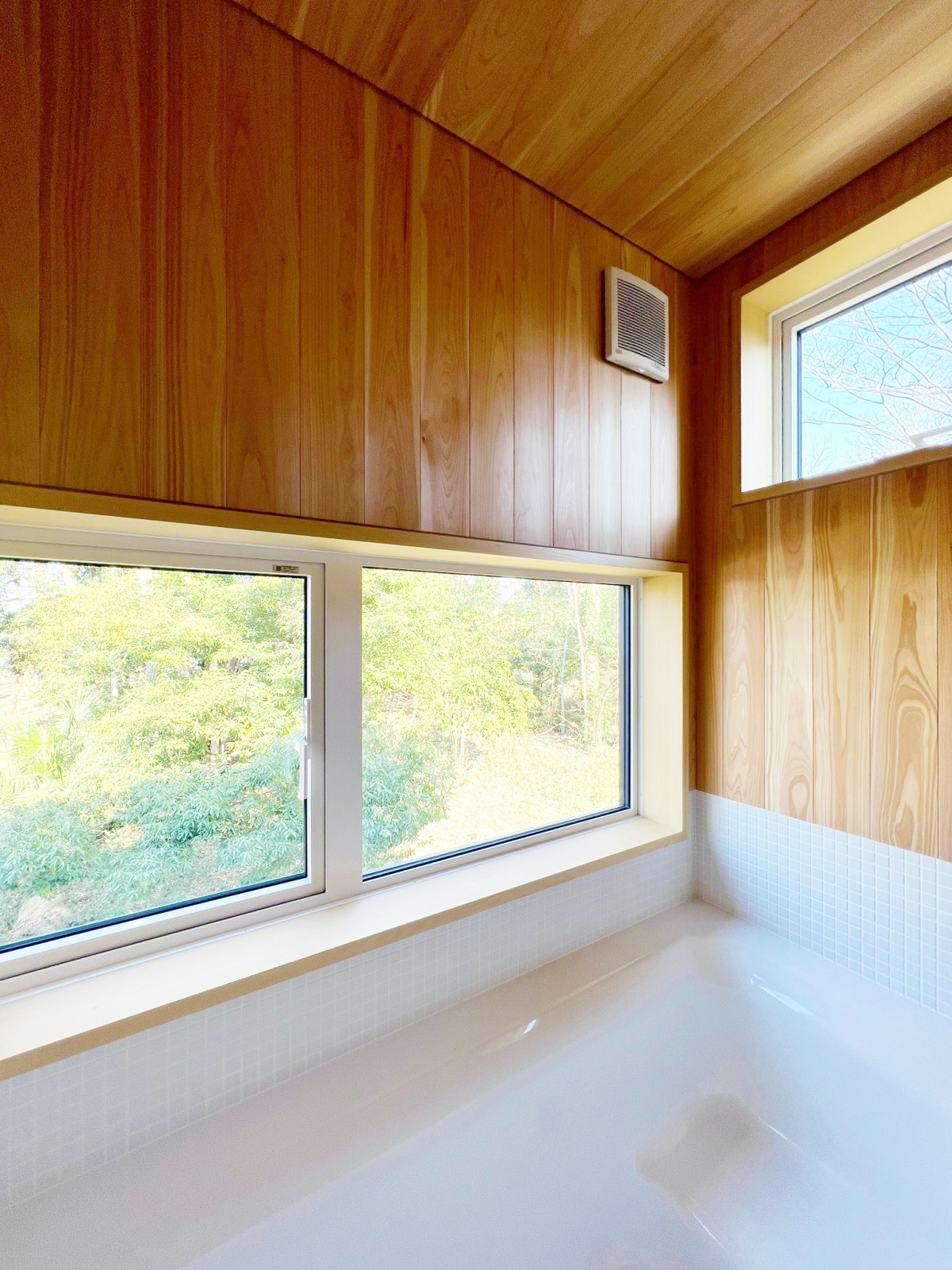 緑の森を感じながら木の香りを楽しめる、サワラのハーフユニットバス。