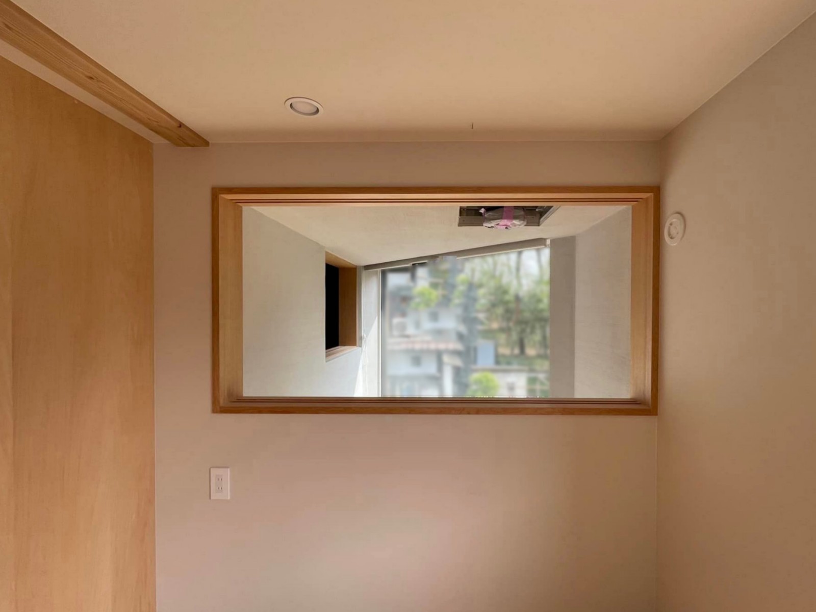 吹き抜けの大きな窓からの採光のため個室から開口を設けています