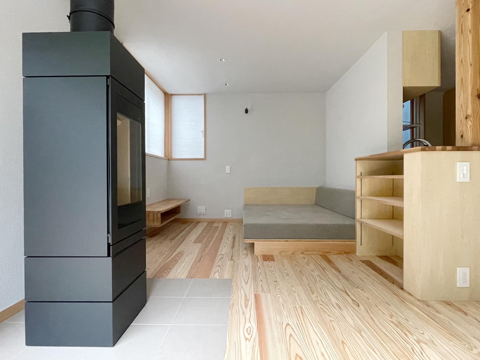 寝転がることもできる大きなソファーも