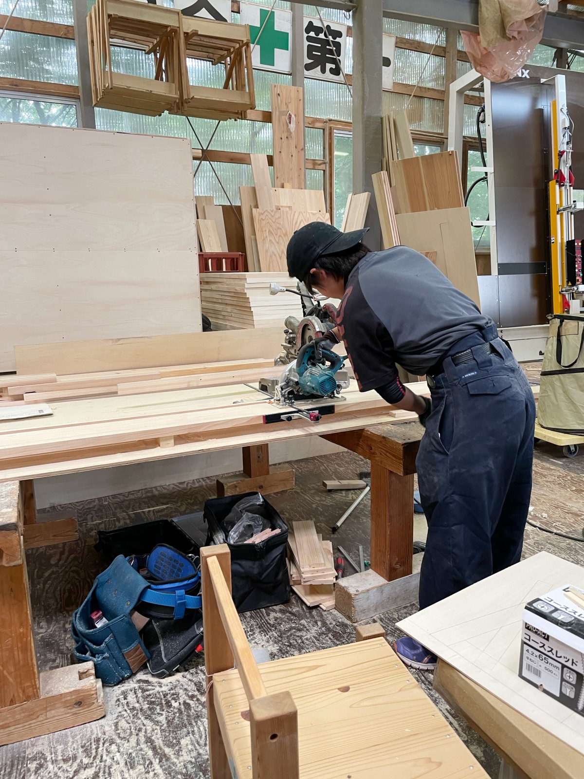 素材の汚れを落としたり長さを揃えたり大工さんが手作業で行なっていきます。