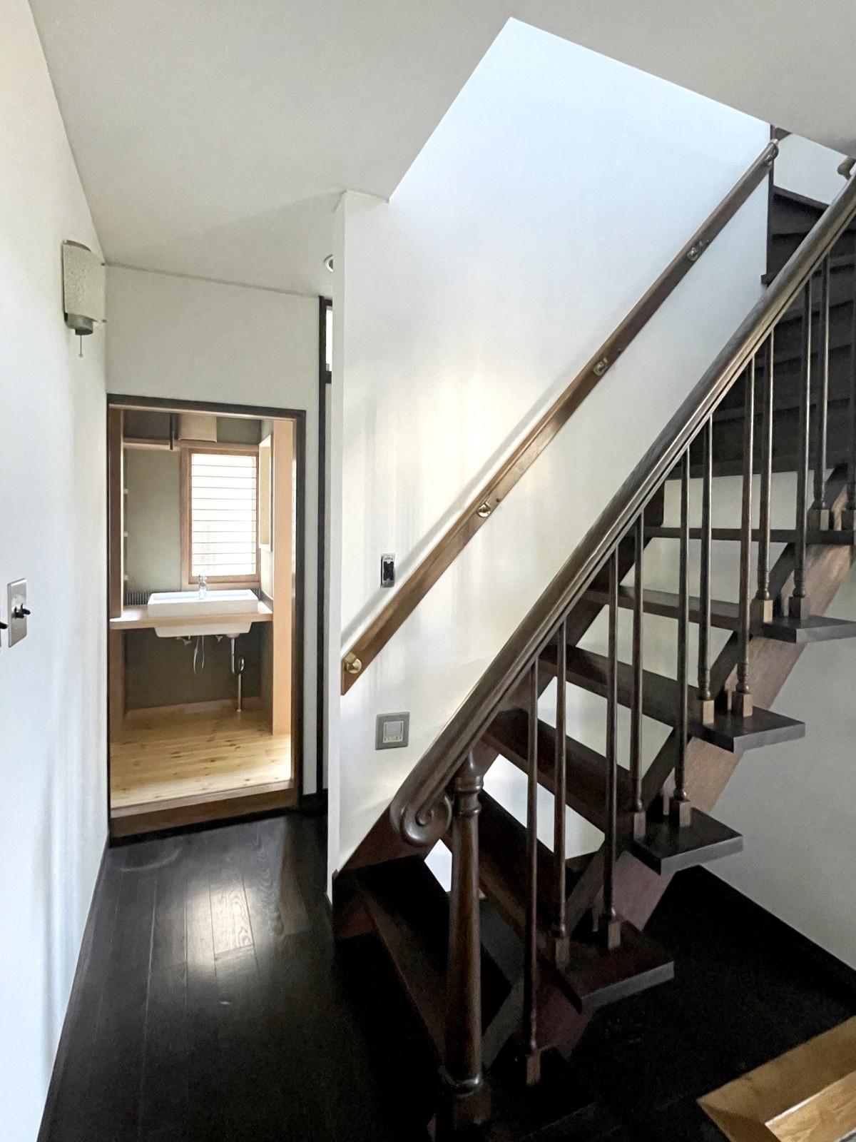 既存の階段を活かしたレトロデザイン