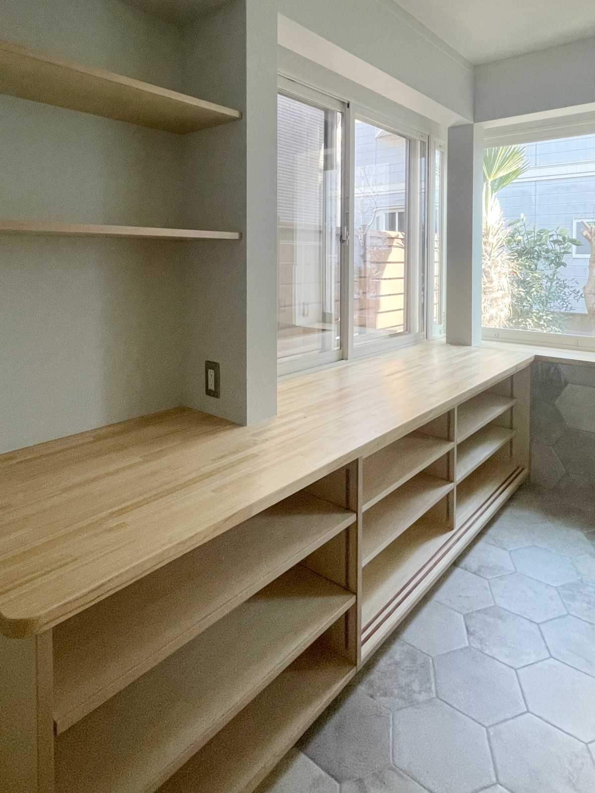 造作収納で食器もたっぷり入ります