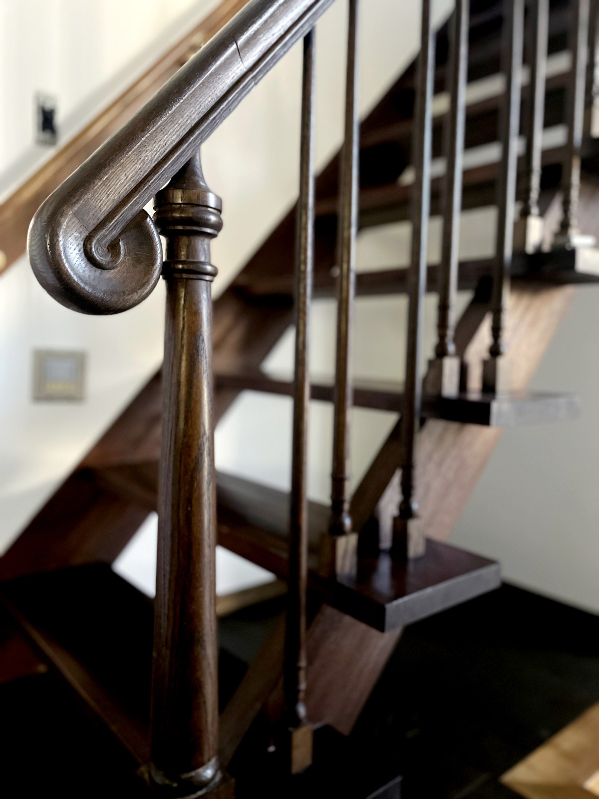 既存の階段を活かしたレトロデザイン