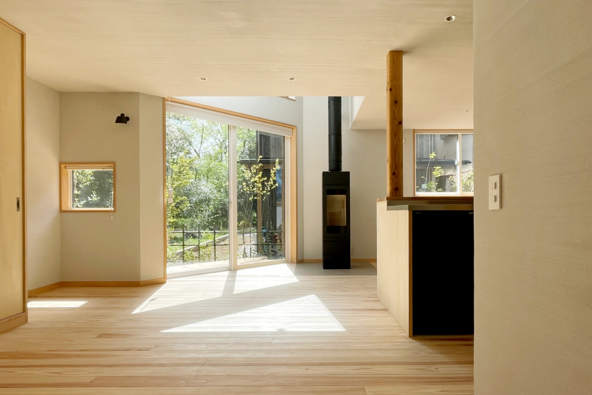 吹き抜けになっている大きな窓から光が広がるLDK