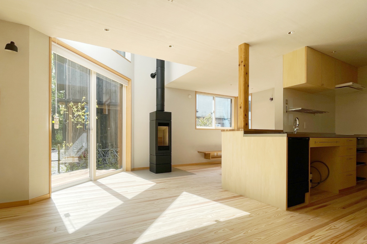 ダイニングには暖炉（スキャンサーム社エレメンツ400）を設置