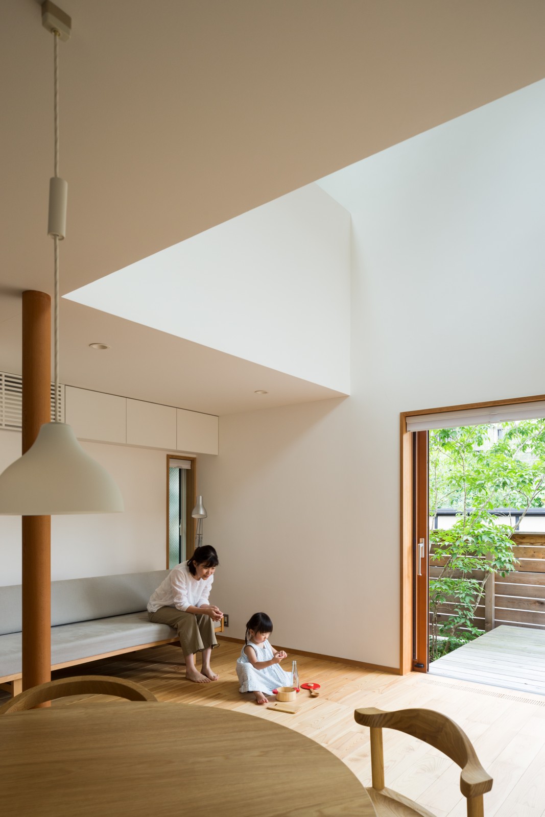 お気に入りのソファはこの家を建てた時にお迎えしたハンス・J・ウェグナーのソファ。照明は建築家の中村好文さんデザインによる「PERA」。