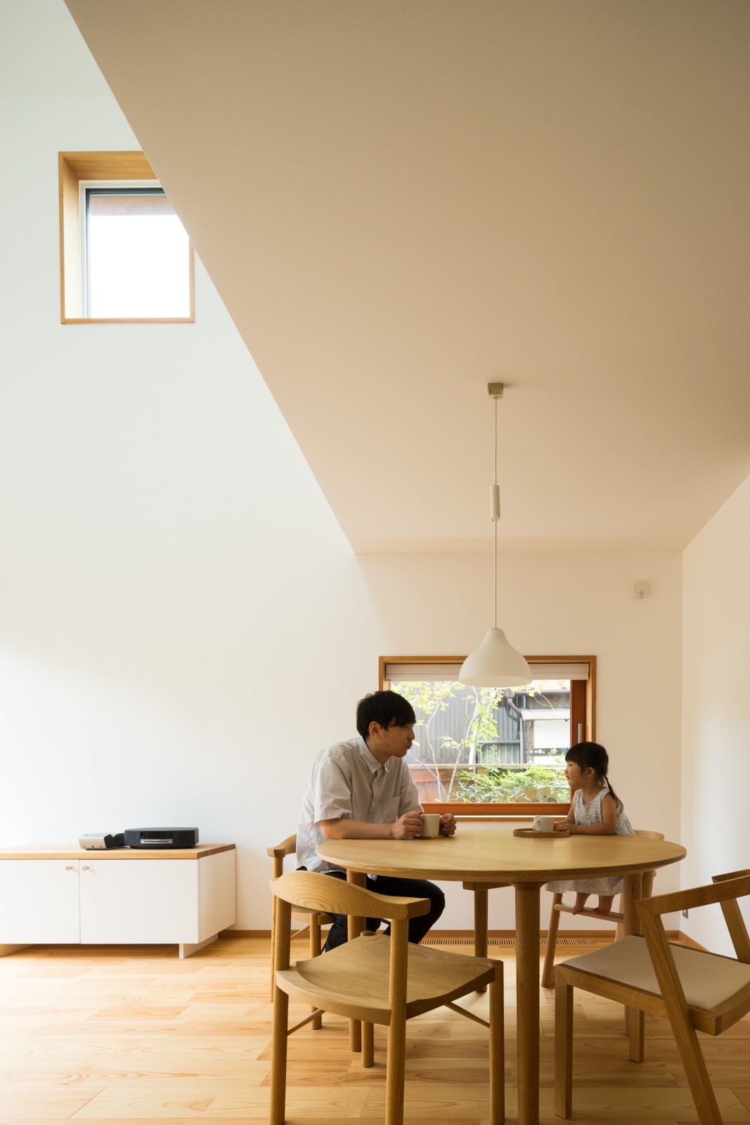 ダイニングテーブルはカイアール（旧・木曽三岳奥村設計所）。椅子はカイアールと、家具デザイナーの小泉誠さんデザインのU chair（宮崎椅子製作所）も。テレビはプロジェクターで映像を壁面に映し出して。