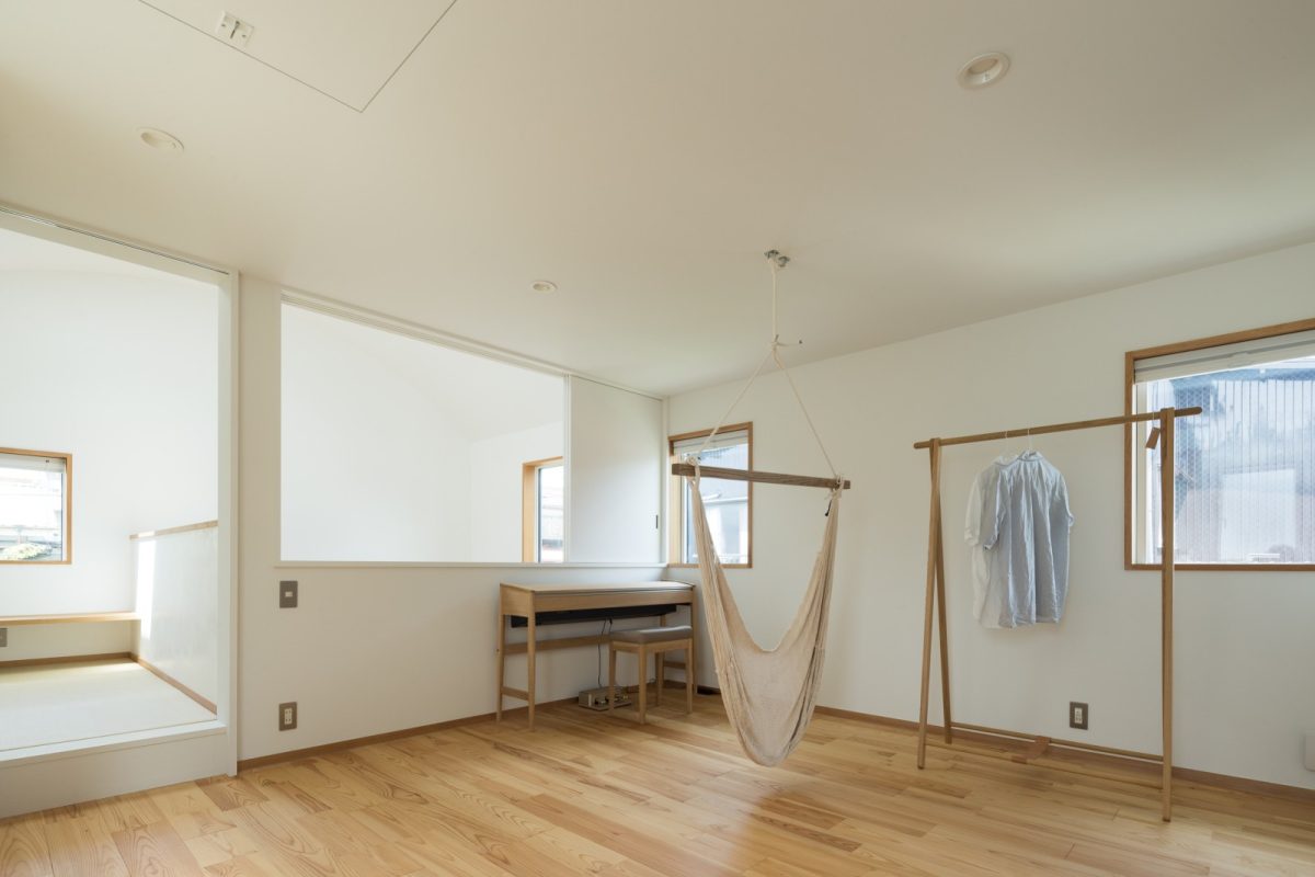 2階のフリースペース。将来は子ども部屋にする計画ですが、今は広々とした場所でピアノを家族で楽しんだり、室内で洗濯物を干したり使い勝手よく。