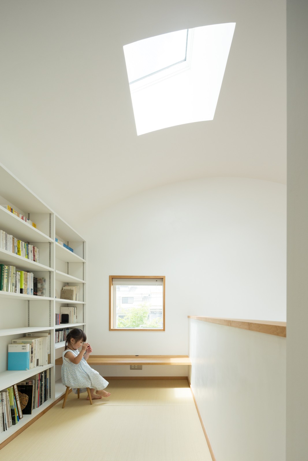 吹き抜けの横にある図書室。家族の本を置いて、仕事部屋にしたり、少しくつろいだりもできる場所に。