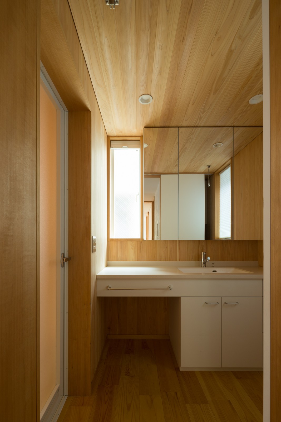 洗面所。家族が一緒に身支度をできるよう、洗濯機の置き場所を工夫して広めの洗面台に。（洗濯機置き場の工夫はぜひ見楽会で！）