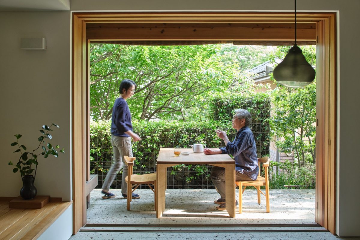 テーブルと椅子をテラスに出し、オウチでカフェ気分も。