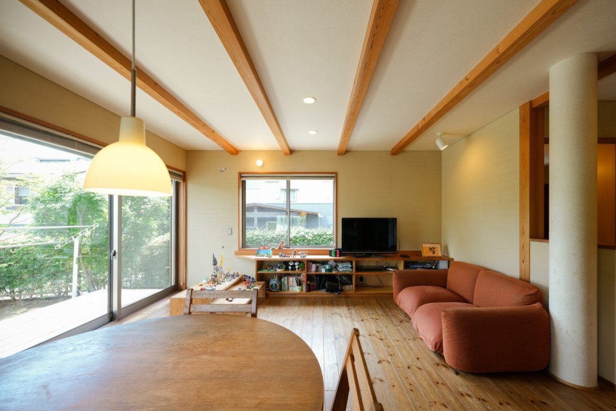 三角形の敷地に合わせた五角形のLDKは15畳あります。家族の成長に合わせて色々な暮らし方ができる広さです。